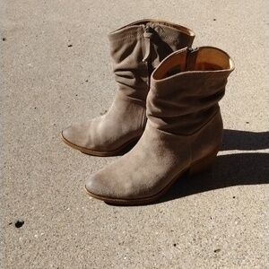 Sofft Womens Aronna Slouch Bootie EUC size 9 Suede Slouch